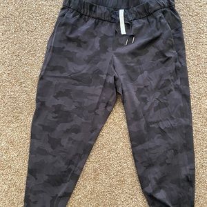 Keep moving lululemon joggers blue/black camo